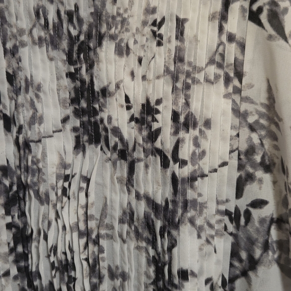 Elegant Floral Women's Blouse - Gray and White - Picture 5 of 8